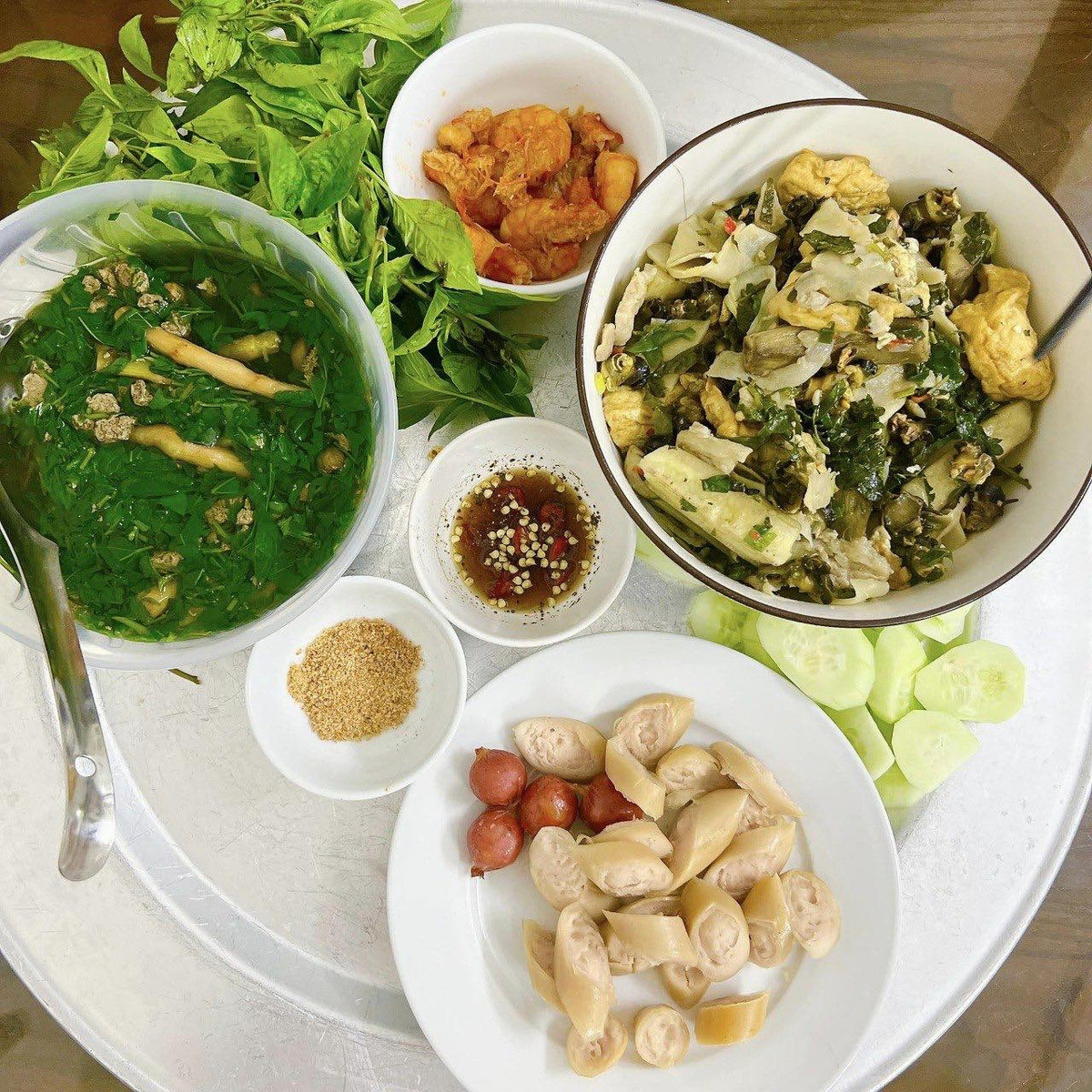 Nhìn những mâm cơm mà bố chồng chị Phương nấu hàng ngày cho gia đình nhỏ, nhiều người không khỏi bày tỏ sự khen ngợi, ghen tị: "Chắc kiếp trước chị giải cứu thế giới rồi, ghen tị quá", "bố chồng đỉnh chóp thực sự", "cảm thấy hổ thẹn vì tay nghề vào bếp của mình còn chả bằng bác".