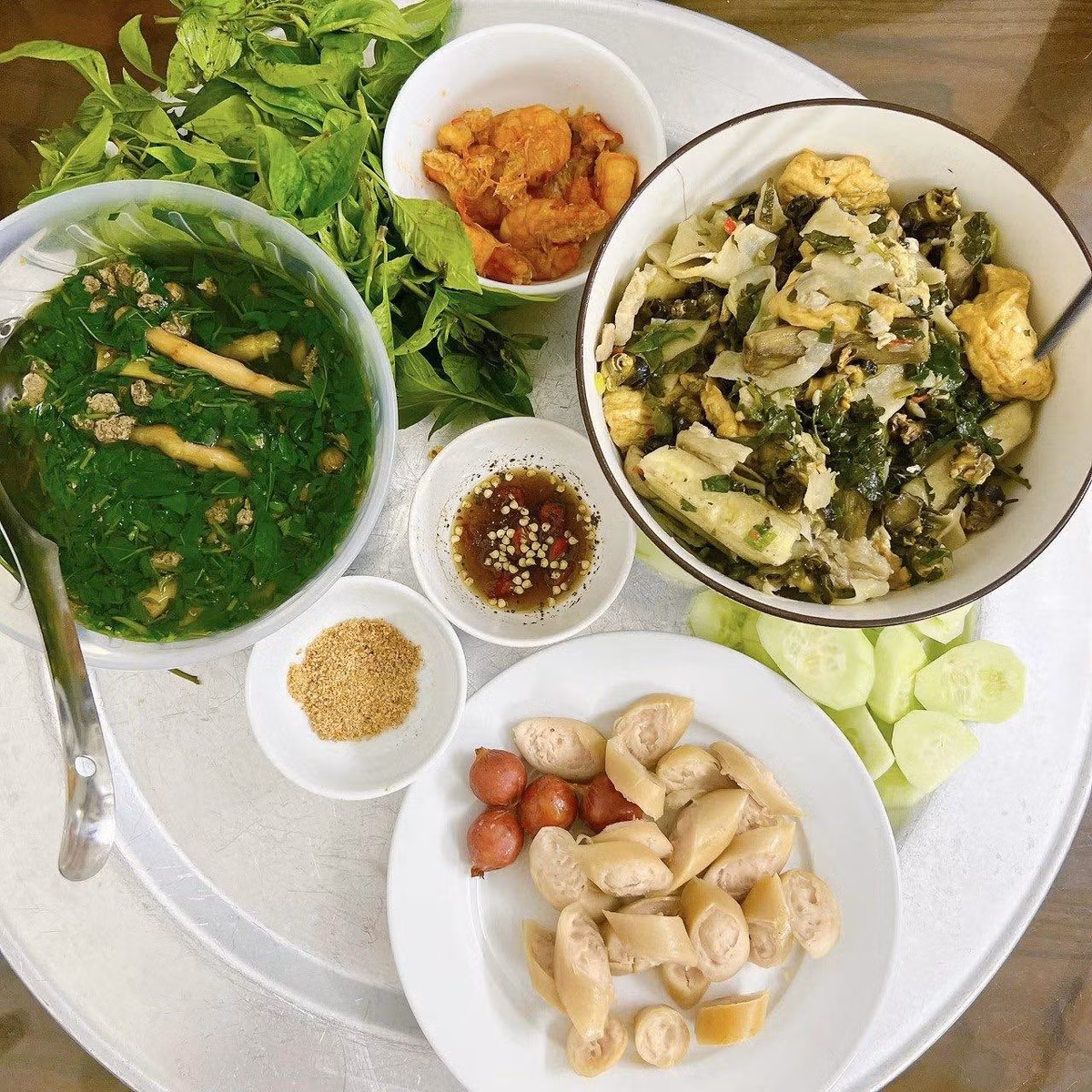 Nhìn những mâm cơm mà bố chồng chị Phương nấu hàng ngày cho gia đình nhỏ, nhiều người không khỏi bày tỏ sự khen ngợi, ghen tị: "Chắc kiếp trước chị giải cứu thế giới rồi, ghen tị quá", "bố chồng đỉnh chóp thực sự", "cảm thấy hổ thẹn vì tay nghề vào bếp của mình còn chả bằng bác".