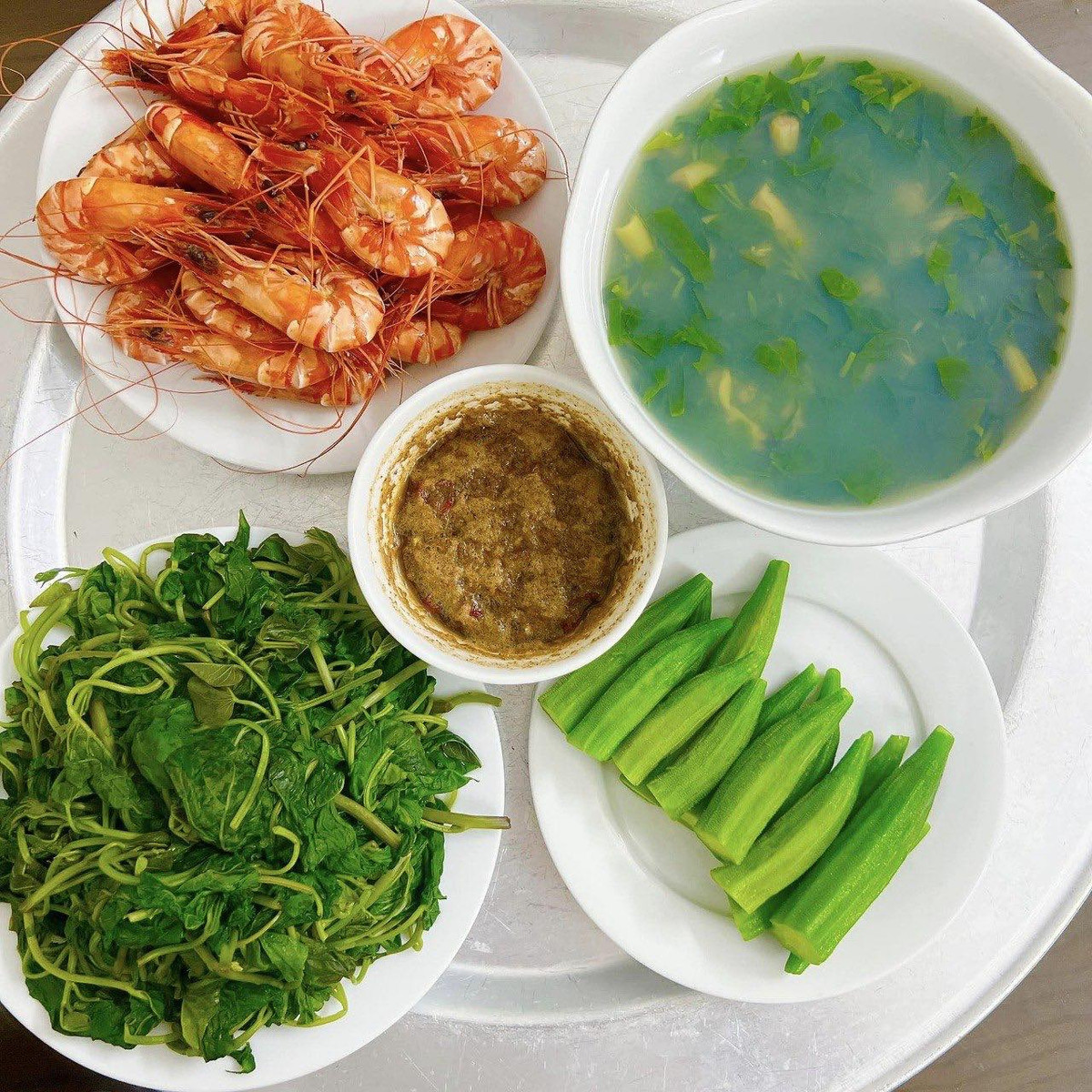 Trong gia đình chị Phương, mẹ chồng bận kinh doanh nên hầu như những mâm cơm hàng này cũng do bố chồng đảm nhận. Hôm nào bố bận sẽ có chồng hoặc em gái nấu thay.