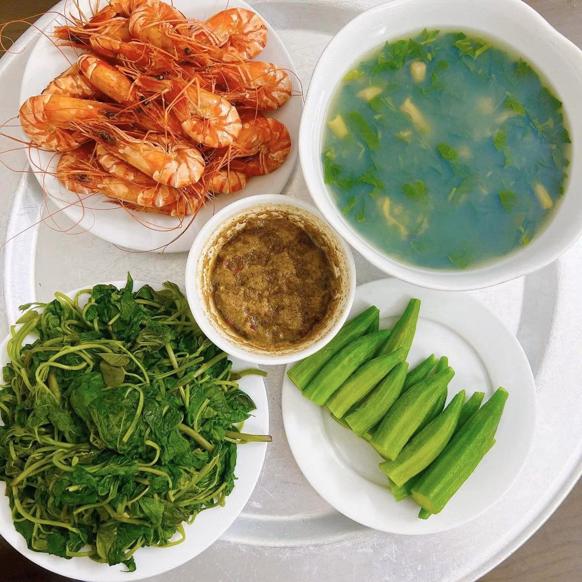 Trong gia đình chị Phương, mẹ chồng bận kinh doanh nên hầu như những mâm cơm hàng này cũng do bố chồng đảm nhận. Hôm nào bố bận sẽ có chồng hoặc em gái nấu thay.