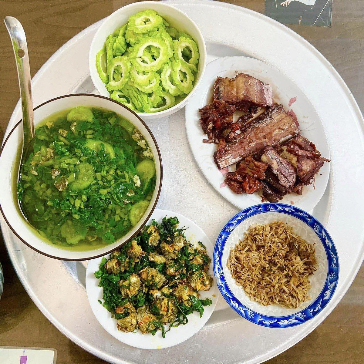 Theo chị chia sẻ, thời kỳ ở cữ, bố chồng là người đứng sau những mâm cơm cữ thơm ngon, bổ dưỡng.