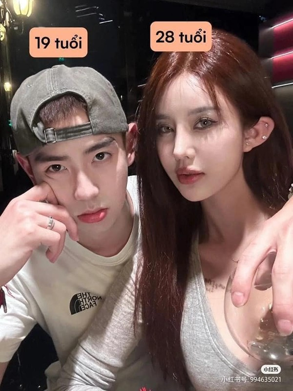 Ở Trung Quốc, trào lưu khoe chuyện tình chị - em đang được rất nhiều người hưởng ứng. Trên mạng xã hội xứ tỷ dân cũng rộ lên trào lưu khoe chuyện tình "phi công trẻ lái máy bay".