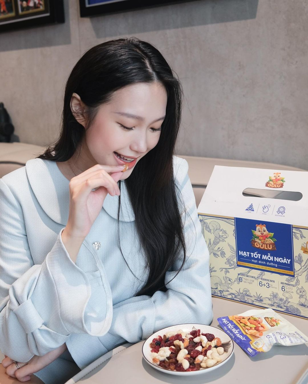 Cô nàng đằm thắm, dịu dàng và đoan trang hơn với những thiết kế kín đáo đầy nữ tính.