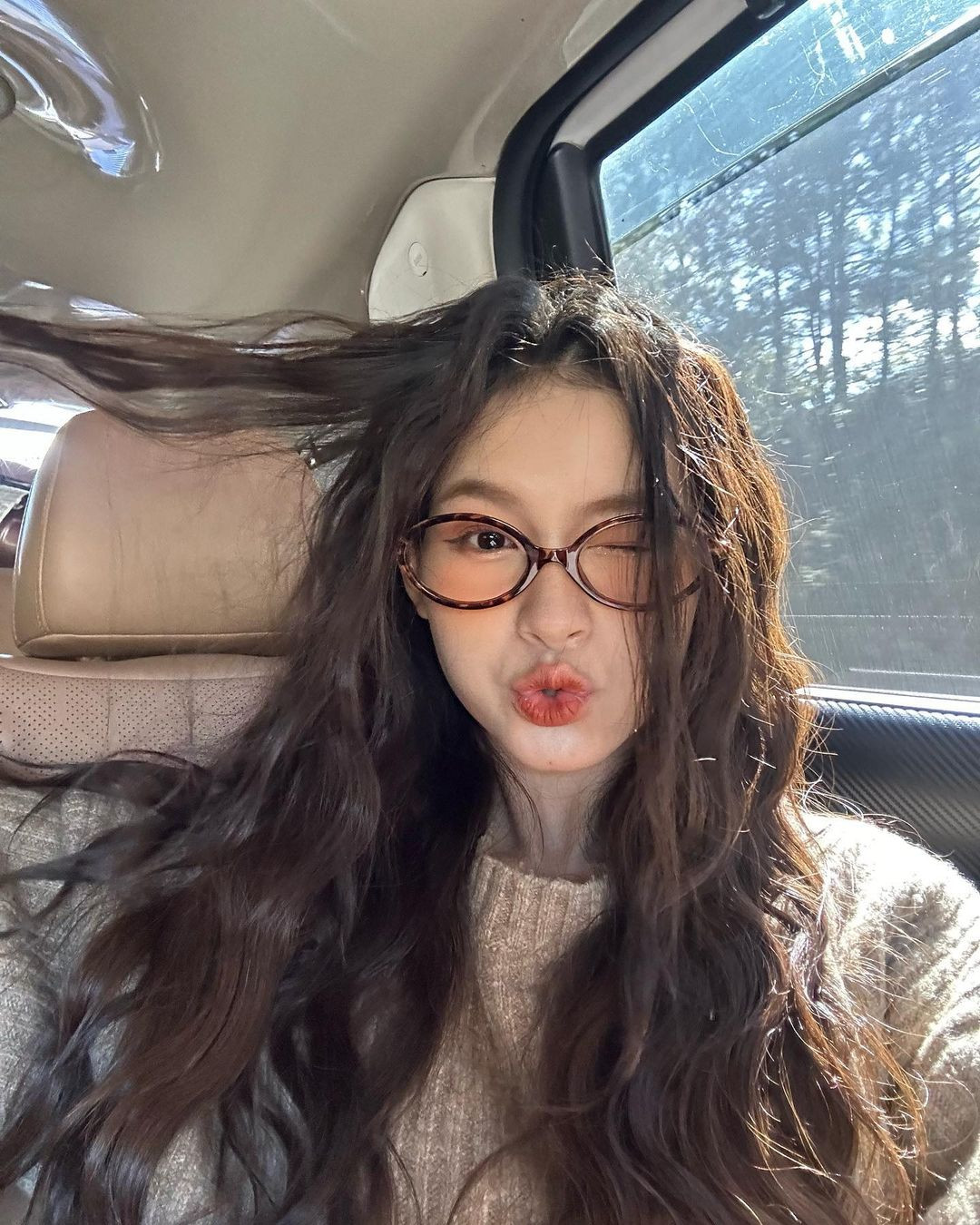 Cũng nhờ có sự lăng xê của rất nhiều tên tuổi hot girl, Tiktoker có tầm ảnh hưởng nên chiếc gọng kính này đang được rất nhiều người tìm kiếm để sở hữu. (Ảnh: IGNV)