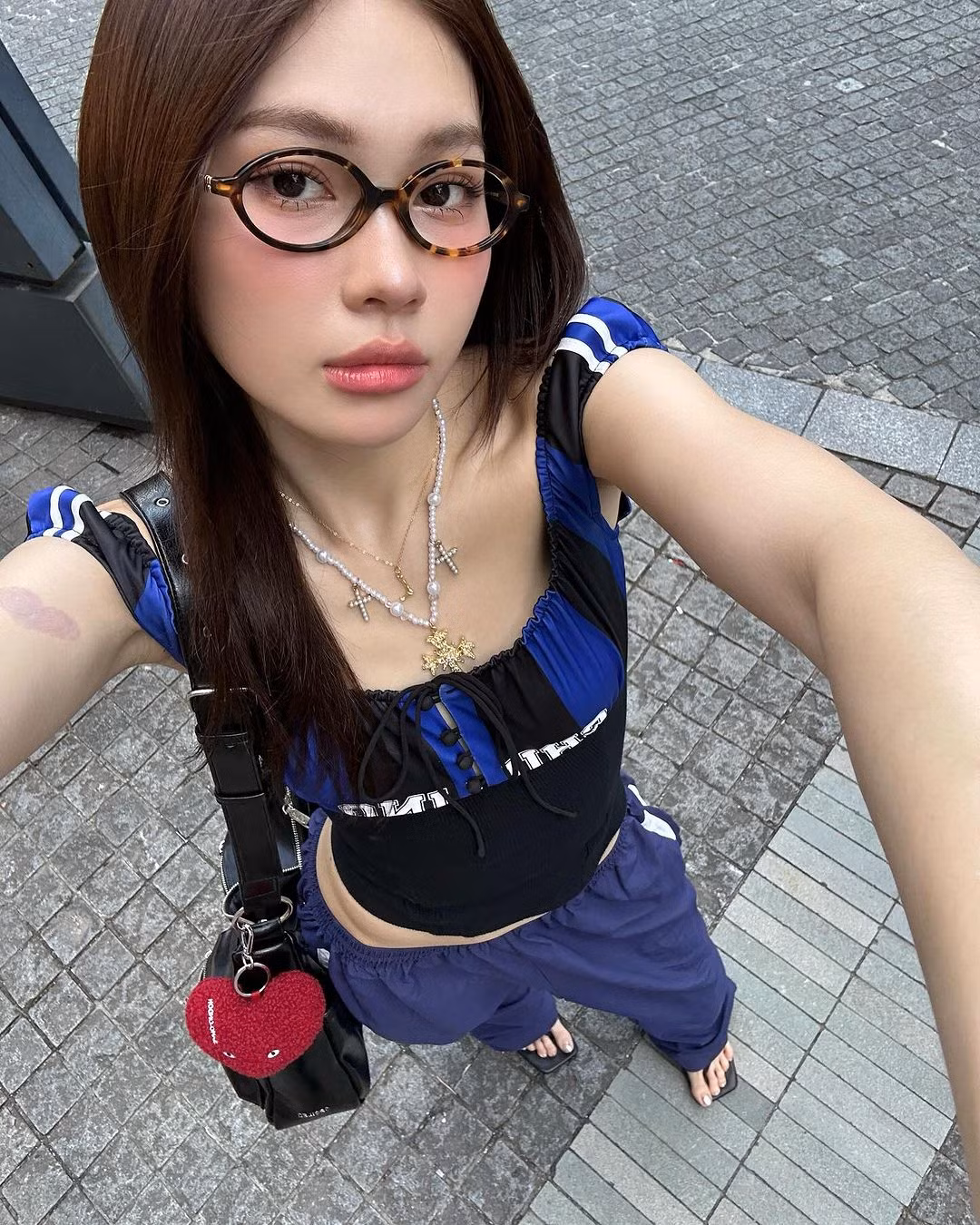 Trong bộ sưu tập của cô nàng không chỉ có 1 chiếc gọng kính theo phong cách này.