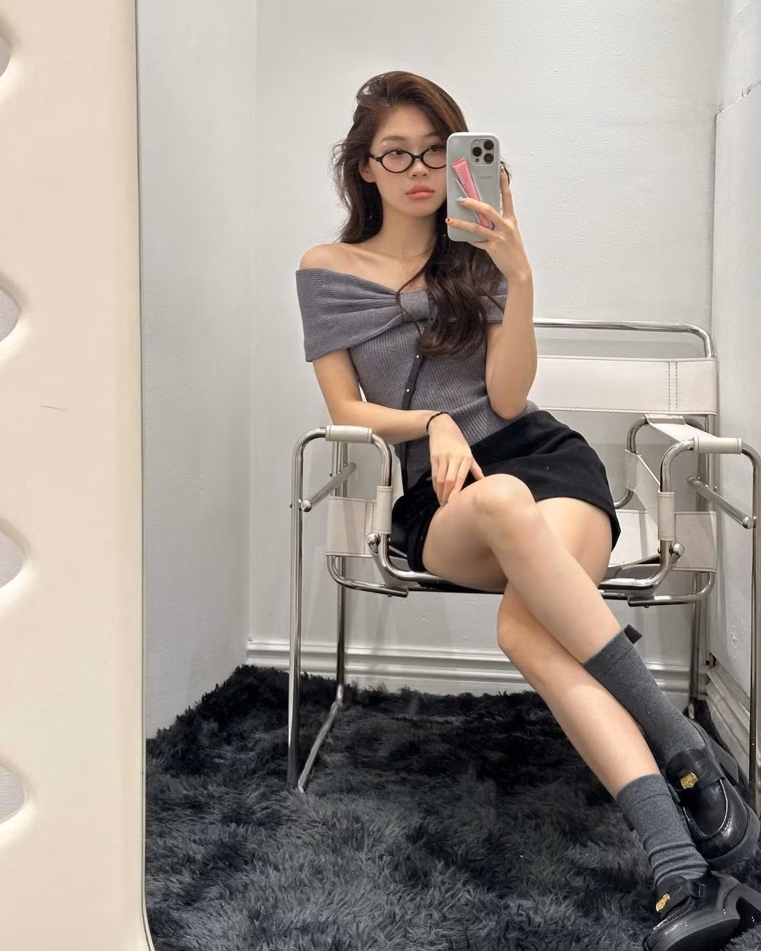 Khác với Xoài Non, cô nàng mang chiếc kính hình oval nhưng lại gợi lên sự nữ tính, tiểu thư đầy ấn tượng.