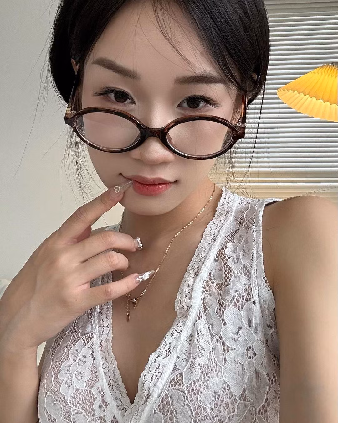 Cô nàng Hoàng Lan Anh cũng sở hữu gọng kính Bayonetta. Gượng mặt nhỏ nhắn của nàng hot Tiktoker rất phù hợp với gọng kính có đường nét mềm mại như thế này.