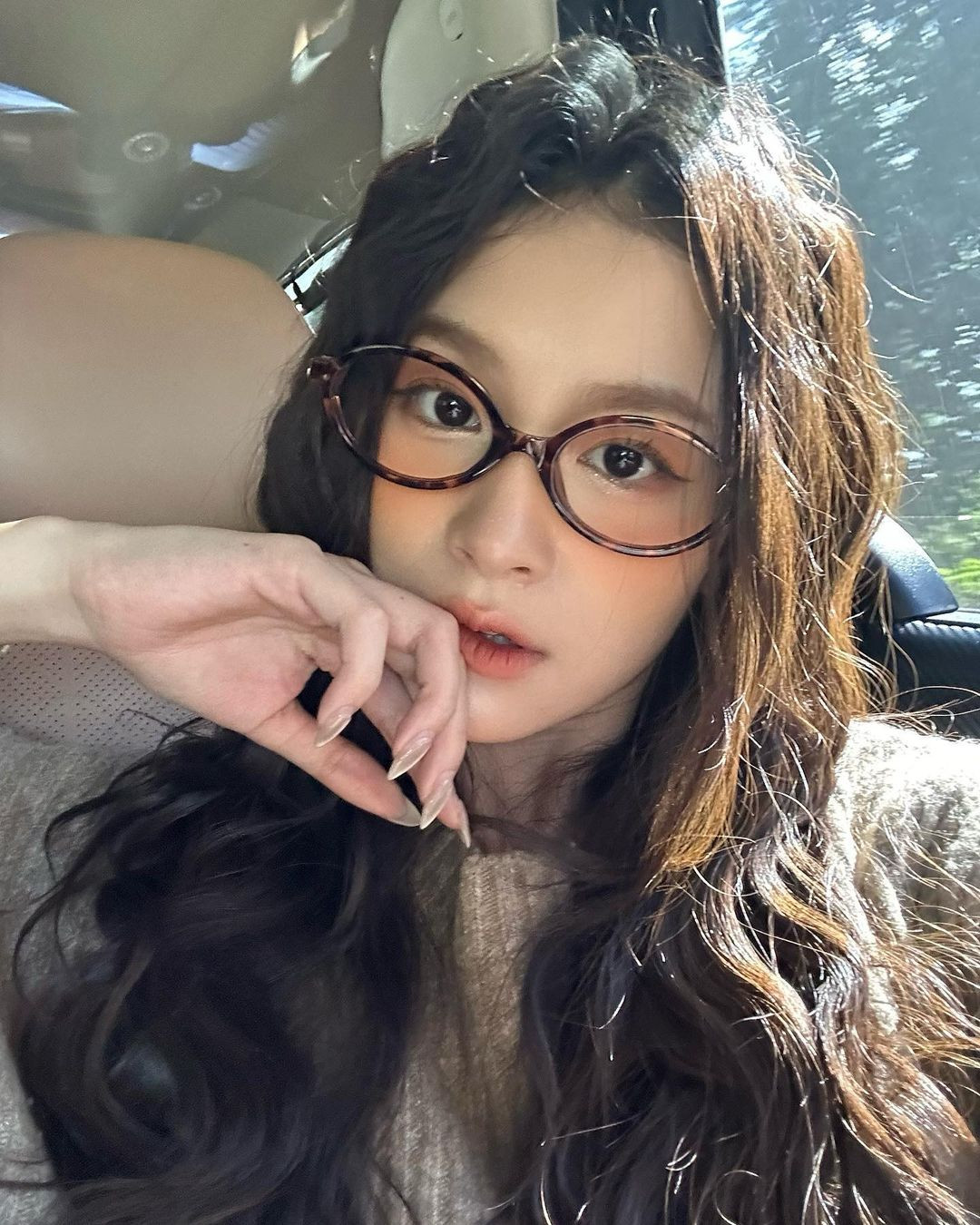 Cũng là gọng kính oval, nhưng khi cô nàng Mai Hương đeo mang lại cảm giác vô cùng đáng yêu.