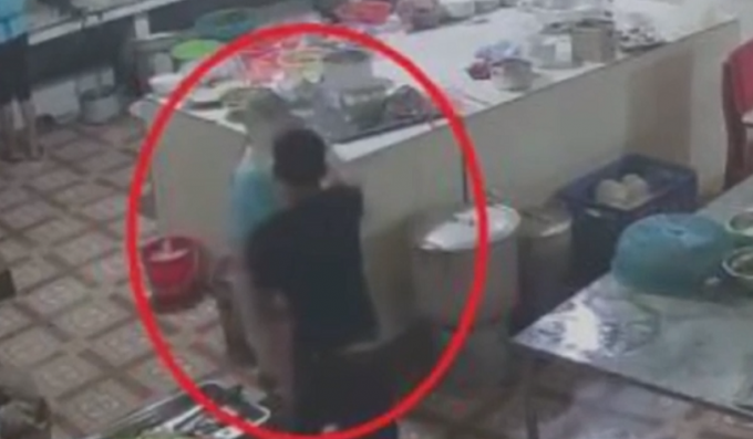 Vu tat axit vao phu bep o Hoa Binh: Nan nhan tung bi de doa giet-Hinh-2