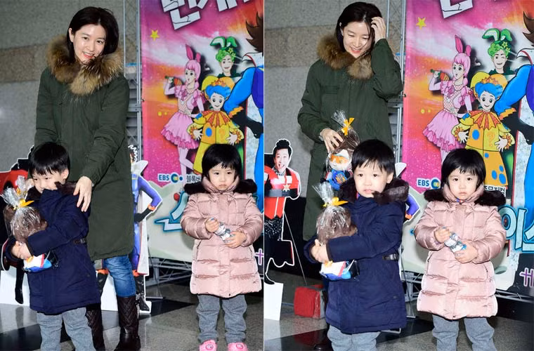 Hình ảnh ba mẹ con Lee Young Ae trong một lần dự sự kiện hồi năm 2014. Hai bé sinh ngày 20/2/2011.