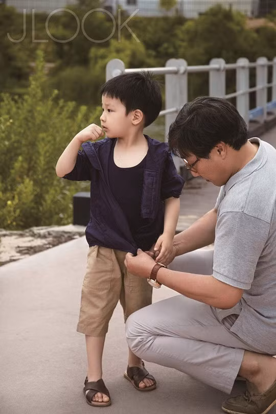 Chồng cô có nhiệm vụ chăm lo cho cậu con trai. Đây cũng là dịp hiếm hoi nữ diễn viên 44 tuổi xuất hiện cùng chồng con trên báo. Gia đình nhỏ của cô làm mẫu cho tạp chí JLook số ra tháng 8.