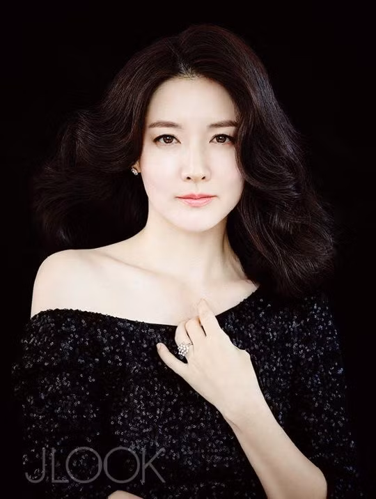 Ngoài những hình ảnh gia đình bình dị, JLook còn chụp rất nhiều ảnh riêng của Lee Young Ae, một trong những nữ diễn viên được mệnh danh trẻ mãi không già của Kbiz.