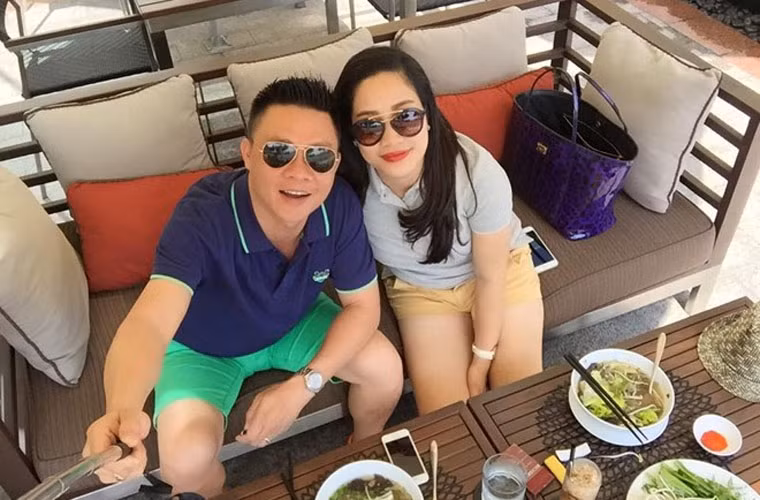 Một nửa của Quang Minh vừa kinh doanh nhà hàng, vừa chăm lo cho ba cậu con trai chu đáo để anh toàn tâm toàn ý cho công việc bận rộn ở đài truyền hình. Quang Minh hiện là phó phòng Tương tác nội dung của Ban Thanh thiếu niên (VTV6).