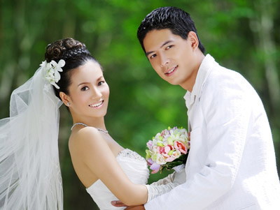 Là anh chàng điển trai lại lấy vợ hơn 4 tuổi, ngay từ đầu MC Bình Minh đã bị nghi ngờ lấy vợ vì tiền bởi lúc đó vợ anh là giám đốc marketing khách sạn Caravell và là nữ doanh nhân có tiếng tại TP HCM.