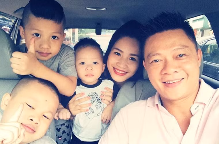 BTV Quang Minh được khán giả yêu mến và gọi anh là "người đàn ông của gia đình". Dù bận rộn với công việc của VTV nhưng Quang Minh luôn dành thời gian cho vợ con. Anh có thói quen thường xuyên chia sẻ hình ảnh đẹp của vợ và ba cậu con trai trên trang xã hội.