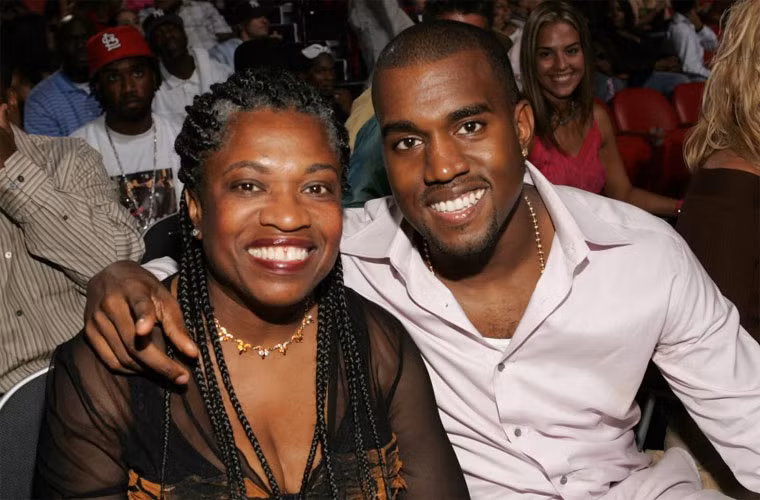 Kanye West không tặng mẹ đẻ, bà Donda nhà hay xe sang mà là những hóa đơn chi trả tiền phẫu thuật thẩm mỹ tốn kém của mẹ.