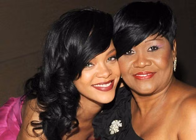 Năm 2012, Rihanna mua cho mẹ đẻ một căn biệt thự rộng rãi đủ diện tích cho cả gia đình đông người ở trị giá 2 triệu USD ở Barbados.