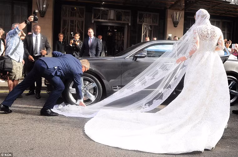 Cha Nicky giúp con gái gỡ voan cài đầu khỏi chiếc bánh xe Bently.