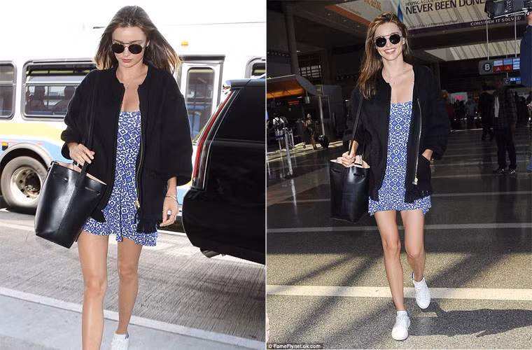 Chiếc váy ngắn họa tiết hoa xanh trắng giúp Miranda Kerr khoe đôi chân thon dài.