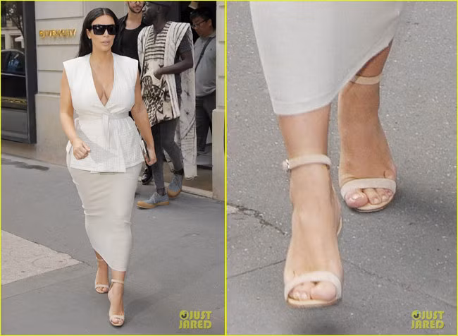 Giống như lần mang thai đầu, lần mang thai thứ hai này, ngoài váy bó, vật bất ly thân của Kim Kardashian mỗi khi ra đường là đôi giày hoặc sandal cao gót.