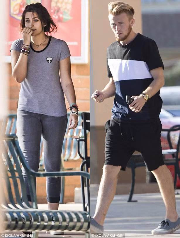 Paris Jackson cùng anh trai Prince và em trai Blanket đang sống cùng ông bà nội ở Calabasas, California.