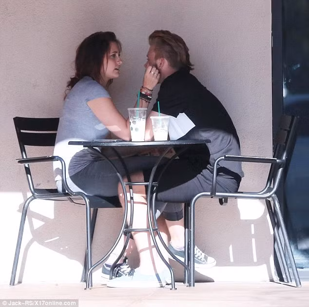 Paris Jackson và Chester mới bắt đầu hẹn hò từ đầu năm nay, nhưng mới đây, cô gái 17 tuổi và bạn trai đã tính chuyện trăm năm và hỏi ý kiến bà nội, người đang chịu trách nhiệm giám hộ Paris dù Chester mới tốt nghiệp cấp 3 vào tháng trước.