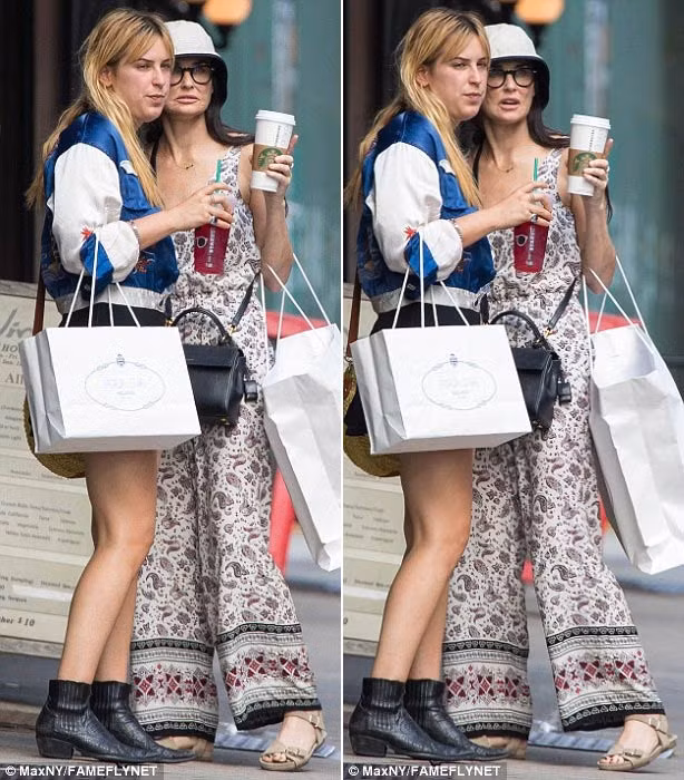 Khi nghe thấy hung tin, Demi đang cùng các con gái đi du lịch để mừng sinh nhật con gái Scout. Căn biệt thự này Demi mua từ năm 2003 với giá 3,15 triệu USD và đã sửa chữa lại khi đưa Ashton Kutcher về chung sống.