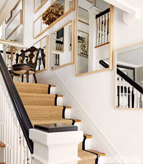 Với cầu thang hiện đại, bạn có thể sử dụng gương tạo ảo giác về không gian mở rộng.