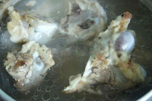 Lẩu hải sản ngon cần nước dùng ngọt tự nhiên. Vì vậy, bạn cần nước dùng xương ống.