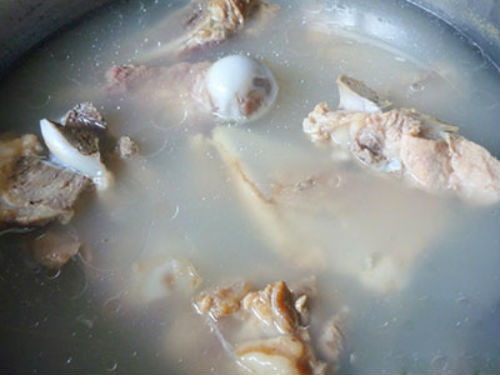 Chắt bỏ nước xương đầu, rửa sạch xương rồi cho vào luộc lấy nước dùng. Khi nước xương sôi, bạn cho xương cá vào ninh cùng.