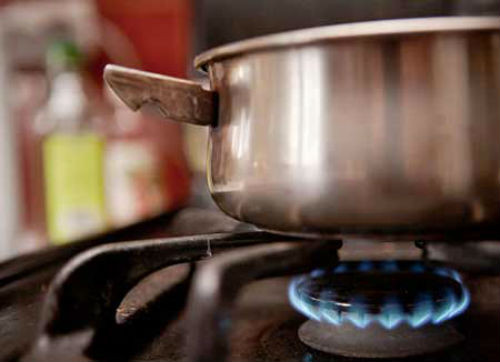 Chú ý hầm trên lửa nhỏ ít nhất 45 phút để xương tiết tủy ra nước dùng.