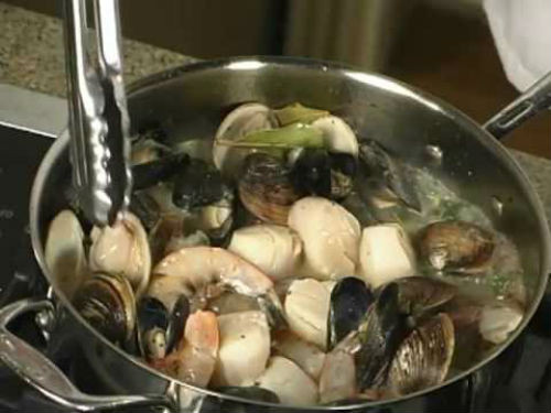 Khi ăn, đợi cho nước lẩu sôi thì cho ngao vào trước để ngao tiết ra nước ngọt. Sau đó mới cho dần các loại hải sản vào.