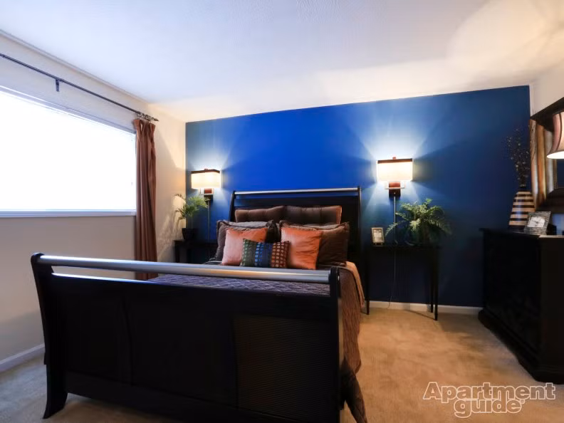 Chủ nhân của phòng ngủ toàn màu xanh hải quân yêu thích sự yên bình Với họ, gia đình là nơi bình yên nhất.