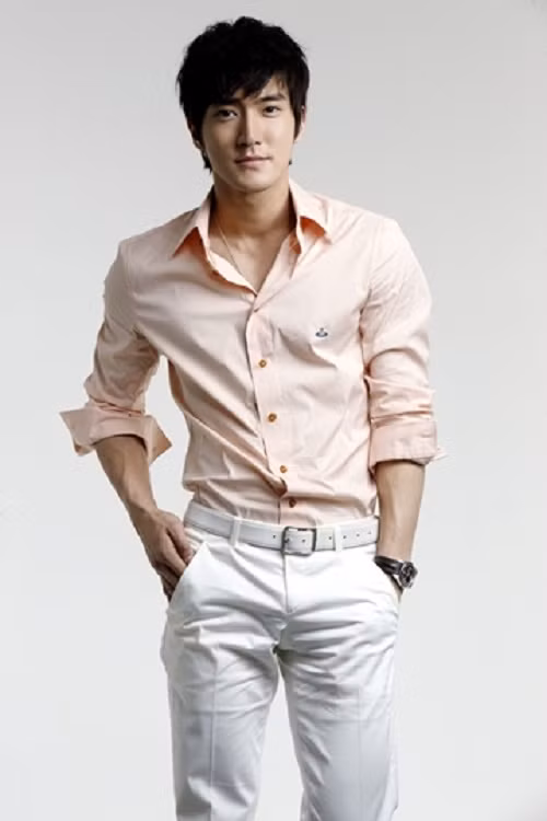 Choi Si Won bén duyên với làng giải trí từ năm 2005 khi anh gia nhập Super Junior. Sau đó, anh tiếp tục tỏa sáng trong vai trò diễn viên các phim Oh! My Lady, Chuyện Tình Tokyo....