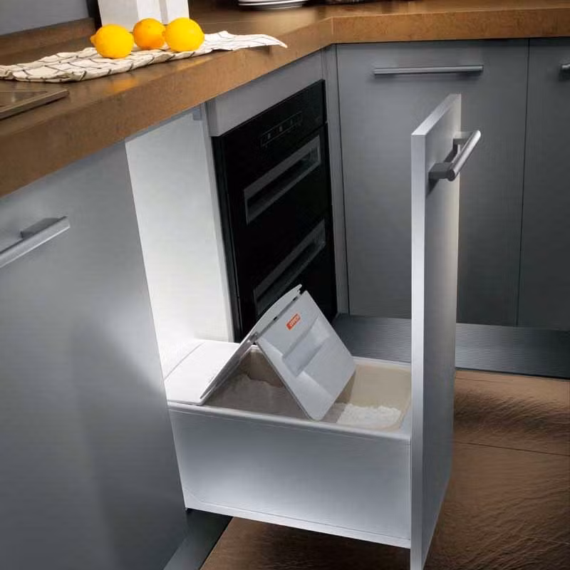 Theo quan niệm của người phương Đông, gạo được coi là kho của cải trong gia đình. Do đó, thùng gạo nên cất giữ ở nơi kín đáo. Tốt nhất, bạn đặt thùng gạo ở góc khuất trong nhà bếp.