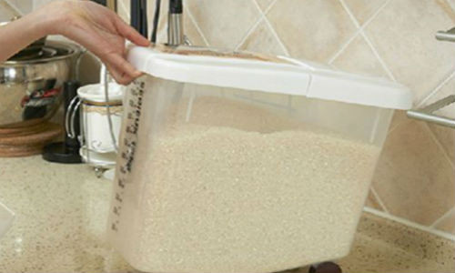 Tránh để nước thấm vào thùng gạo vì nó mang đến vận khí không tốt cho sức khỏe cả nhà.