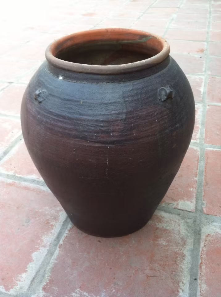 Một thùng gạo sâu được cho là tốt hơn thùng gạo nông vì nó tượng trưng cho sự no đủ của cả gia đình.