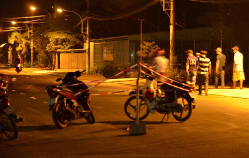 Nam cong nhan bi nhom con do truy sat giua pho