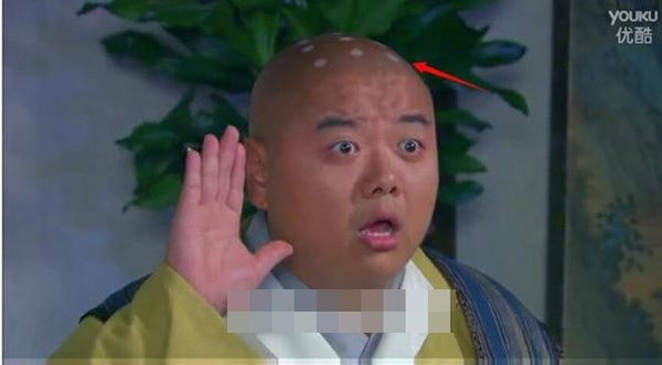 Sau một thời gian, các nhà nghiên cứu đã tìm ra lời giải. Việc các hòa thượng có chấm tròn trên đỉnh đầu có từ thời nhà Nguyên. Theo sử liệu, dưới thời nhà Nguyên, hòa thượng Trí Đức là người đức cao vọng trọng được người đời tôn kính.