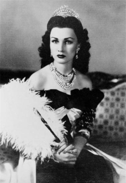 10 năm sau khi lấy chồng, hoàng hậu Fawzia Fuad quyết định trở về Ai Cập chữa bệnh và thăm gia đình. Trong khoảng thời gian trở lại quê nhà, bà dành nhiều thời gian suy nghĩ về cuộc hôn nhân của mình. Cuối cùng, bà quyết định ly hôn để giải thoát cho bản thân và chồng cũng như chấm dứt cuộc hôn nhân bế tắc. Theo đó, bà trở thành Công chúa Ai Cập đầu tiên chủ động ly hôn chồng.