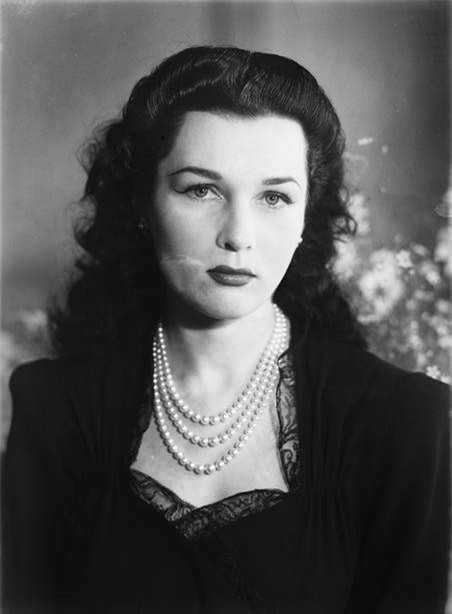 Trong số này có việc cuộc hôn nhân của công chúa Fawzia Fuad được vua cha sắp xếp vì mục đích chính trị. Cha của công chúa Fawzia Fuad lựa chọn chồng cho con gái tuyệt sắc là thái tử Mohammad Reza Pahlavi - nhà vua tương lai của Iran. Ông hy vọng thông qua cuộc hôn nhân này sẽ mở rộng quyền lực và tầm ảnh hưởng tại vùng Trung Đông.