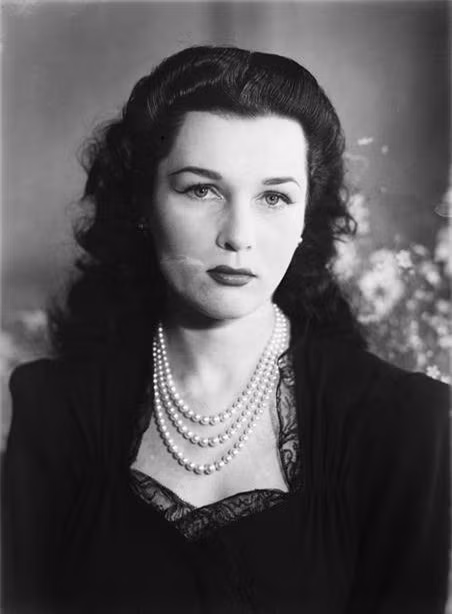 Trong số này có việc cuộc hôn nhân của công chúa Fawzia Fuad được vua cha sắp xếp vì mục đích chính trị. Cha của công chúa Fawzia Fuad lựa chọn chồng cho con gái tuyệt sắc là thái tử Mohammad Reza Pahlavi - nhà vua tương lai của Iran. Ông hy vọng thông qua cuộc hôn nhân này sẽ mở rộng quyền lực và tầm ảnh hưởng tại vùng Trung Đông.