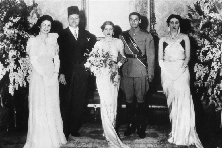 Năm 1942, thái tử Mohammad Reza Pahlavi kế thừa ngai vàng và trở thành tân vương của Iran sau khi vua cha qua đời. Theo đó, Fawzia Fuad trở thành hoàng hậu. Thế nhưng, dù là vợ của vua nhưng bà hoàng này không hề hạnh phúc do mãi chưa thể thích nghi với cuộc sống mới.
