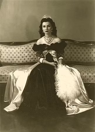 Theo sự sắp xếp của vua cha, năm 1939, công chúa Fawzia Fuad đến thành phố Tehran để chuẩn bị cho hôn lễ với thái tử Mohammad Reza Pahlavi - người chưa từng gặp mặt lần nào. Trước ngày kết hôn, công chúa Fawzia Fuad chỉ gặp thái tử Mohammad Reza Pahlavi một lần. Do vậy, hai người không kịp tìm hiểu tính cách, sở thích... và vun đắp tình cảm. Dẫu vậy, cuộc hôn nhân chính trị vẫn diễn ra như sắp xếp của 2 nước.