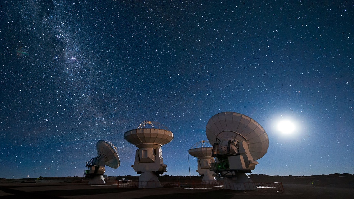 Đó là 2 dạng của sao neutron, được hình thành sau vụ nổ siêu tân tinh (supernova) - quá trình kết thúc vòng đời của một ngôi sao già. FRB mới ghi nhận có nguồn gốc từ một thiên hà cách Trái Đất vài tỷ năm ánh sáng.