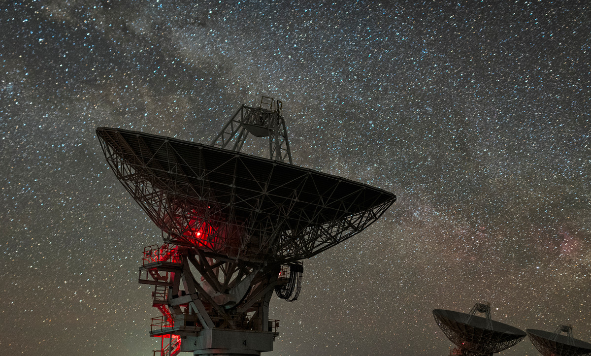 Chúng xoay vòng rồi tạo ra chùm tia phát xạ tương tự ánh sáng từ hải đăng. Từ đó, các nhà nghiên cứu cho rằng tín hiệu FRB mới ghi nhận có thể bắt nguồn bởi sao từ hoặc xung của các tiểu hành tinh.