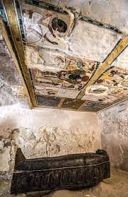 Vào ngày 7/4/2019, nhà thám hiểm Josh Gates cùng các đồng nghiệp tiến hành mở nắp quan tài chứa một xác ướp Ai Cập cổ đại với niên đại khoảng 4.000 năm tuổi.