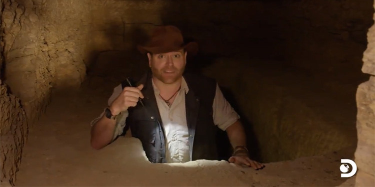 Trong số các chuyên gia tham gia sự kiện mở nắp quan tài chứa xác ướp khoảng 4.000 tuổi có một số nhân vật "lớn" gồm: ông Mostafa Waziri - Tổng thư ký Hội đồng Cổ vật tối cao của Ai Cập, Tiến sĩ - nhà khảo cổ học Zahi Hawass.