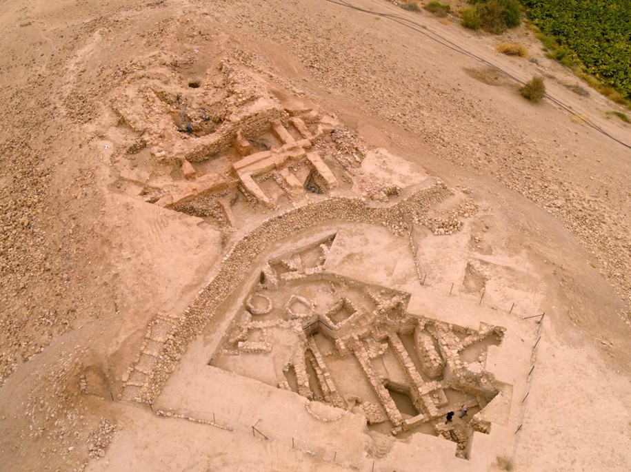 Do đó, các nhà khảo cổ không tìm thấy hố va chạm do thiên thạch để lại trên mặt đất.