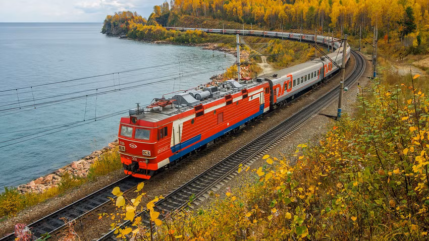 Đường sắt xuyên Siberia (đi xuyên lục địa Á - Âu) của Nga là một trong những tuyến đường sắt dài nhất thế giới. Với hành trình kéo dài hơn 9.200 km, tuyến đường sắt này di chuyển từ thủ đô Moscow đến Vladivostok.